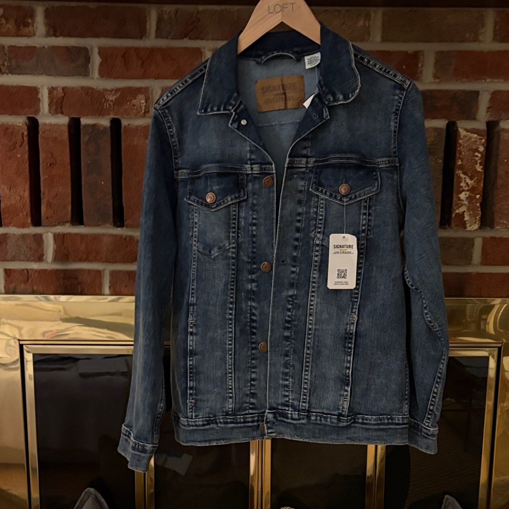 Signature Levi's Strauss Women's Denim Jacket - Picture 2 of 5